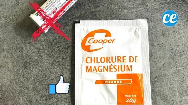 Una bustina di cloruro di magnesio Cooper accanto a un tubo di aspirina