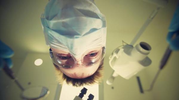 Il volto di un dentista che guarda il suo paziente
