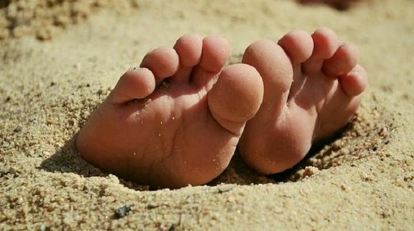 Piedi gonfiati dal calore che può essere alleviato con cloruro di magnesio