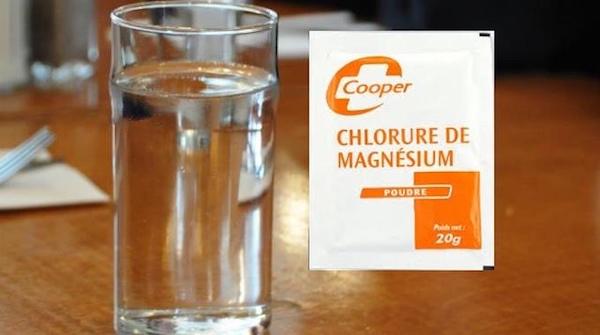 Un bicchiere d'acqua e una bustina di cloruro di magnesio