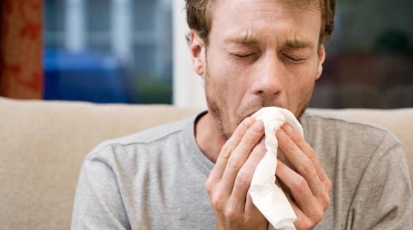 Un jeune homme qui tousse