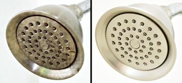Nettoyez le pommeau de douche avec du vinaigre blanc