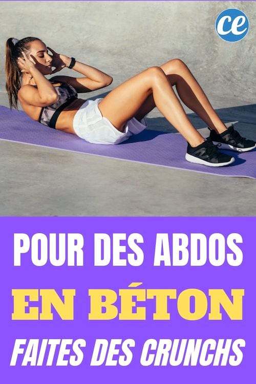 Une jeune femme fait des abdos crunchs