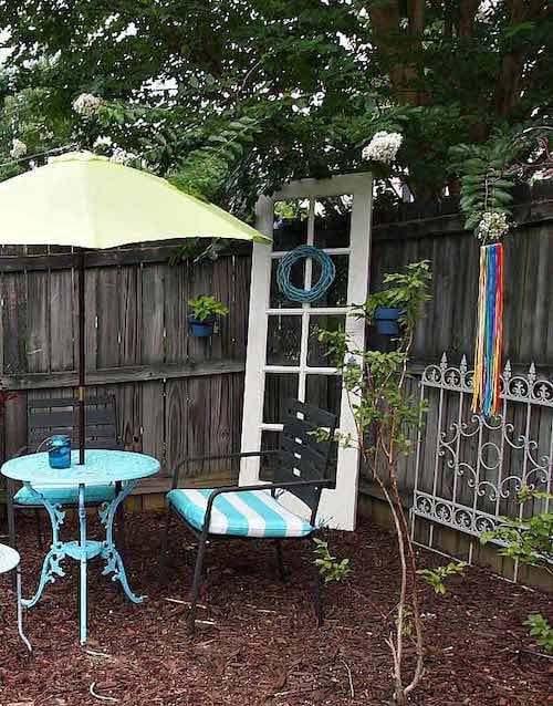 Ancienne porte blanche dans jardin