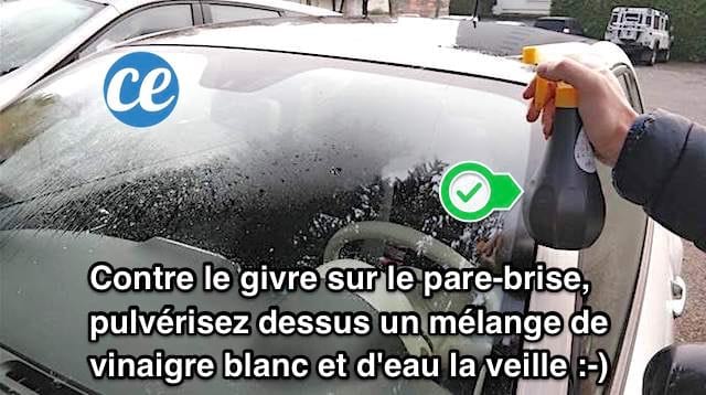 pulvériser de l'eau et du vinaigre blanc sur le pare-brise de la voiture