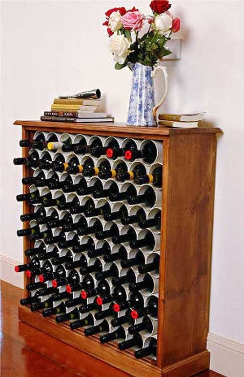 Plusieurs bouteilles de vin dans un ancien meuble de bibliothèque 