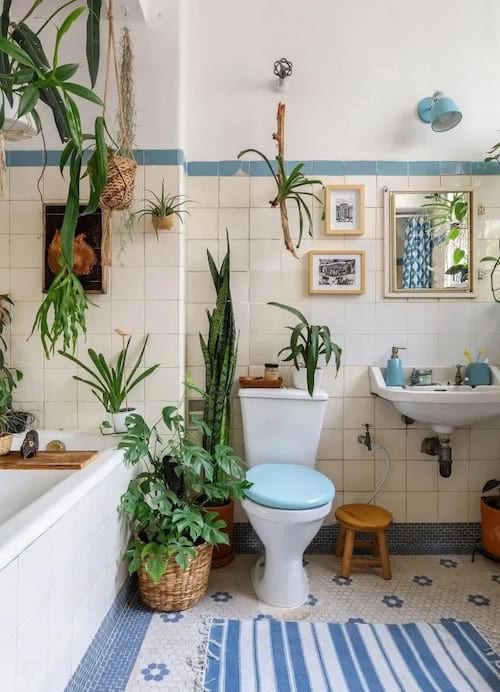 Salle de bain avec du carrelage vintage au sol 