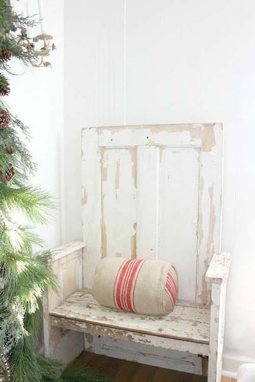 Chaise de maison créée avec une ancienne porte