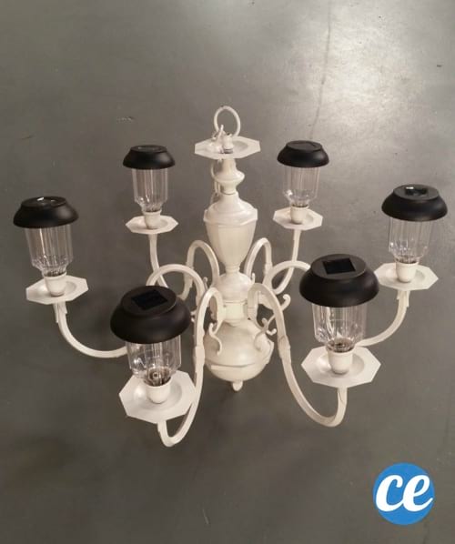 Un lustre chandelier transformé en lampe solaire