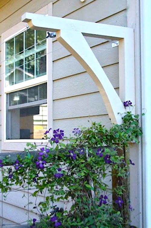 Une corde à linge fixée devant la fenêtre de la cuisine pour faire sécher le linge.