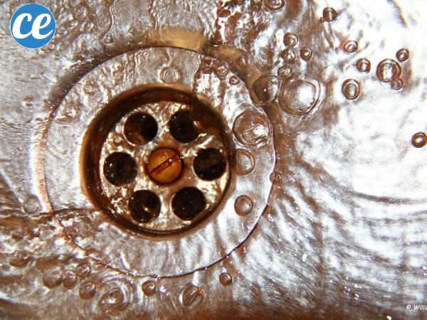 le vinaigre blanc débouche et désodorise les canalisations