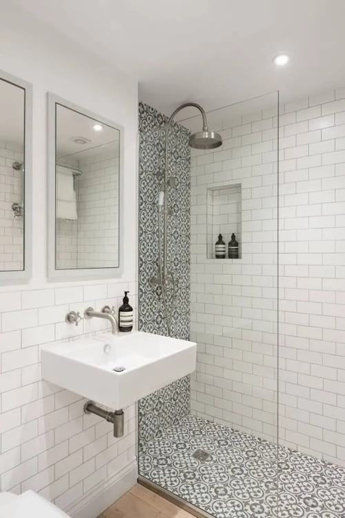 Douche avec du carrelage et plusieurs motifs 