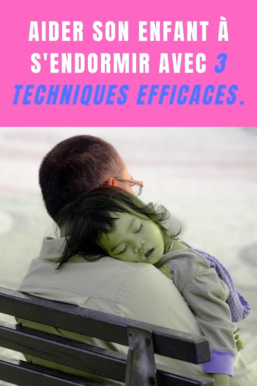 Petite fille qui dort sur son papa : Aider son Enfant à s'endormir avec 3 Techniques Efficaces.