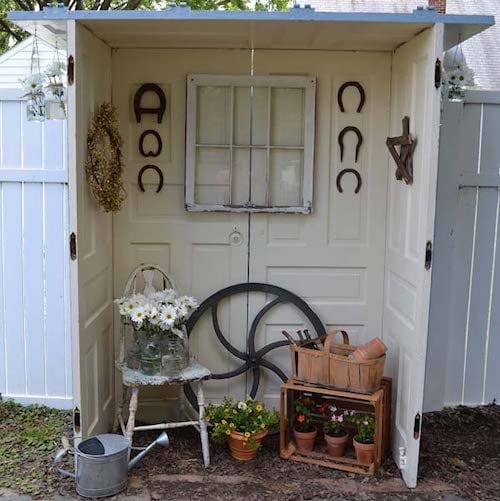 Espace de jardinage avec d'ancienne porte blanche tout autour