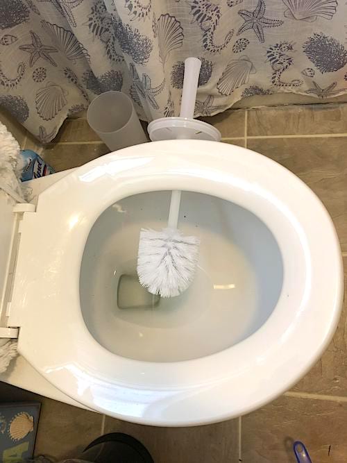 comment faire sécher la brosse des toilettes sous la cuvette