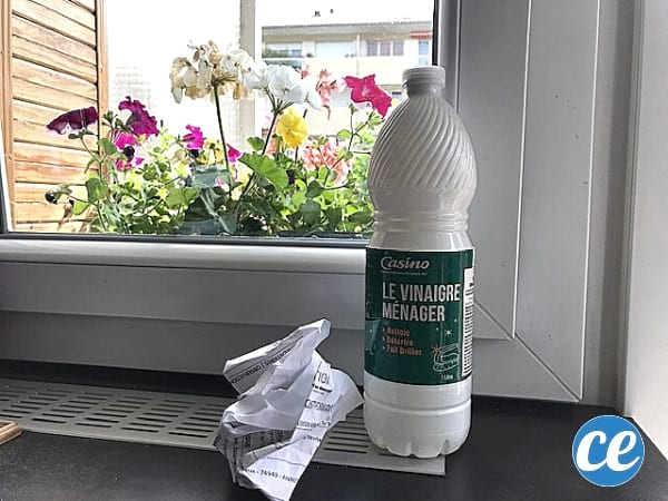 nettoyer et dégraisser les vitres avec du vinaigre blanc