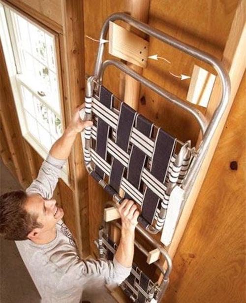 Homme qui range une chaise de pique-nique