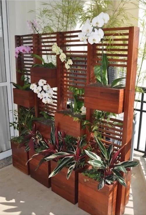 Mur en bois avec plusieurs étages 