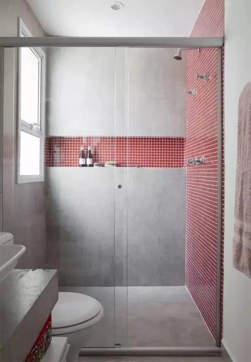 Niche de rangement avec du carrelage rouge