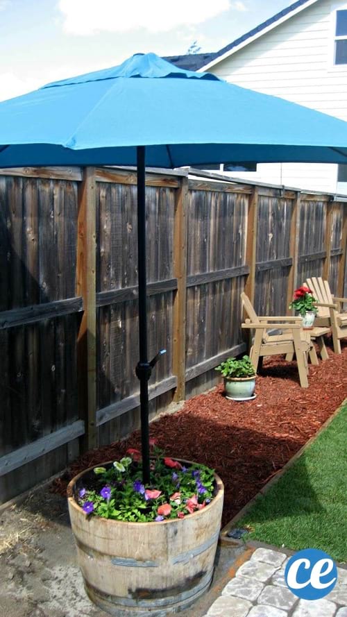 Un pied de parasol fait dans un tonneau