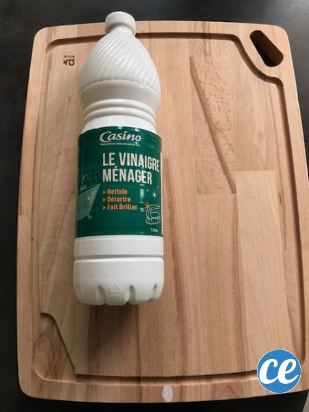 Nettoyer les planches à découper avec du vinaigre blanc