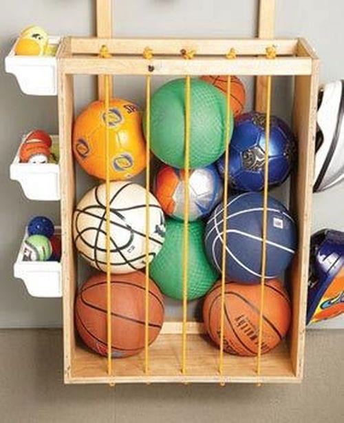 Plusieurs ballons de différents sports rangés 