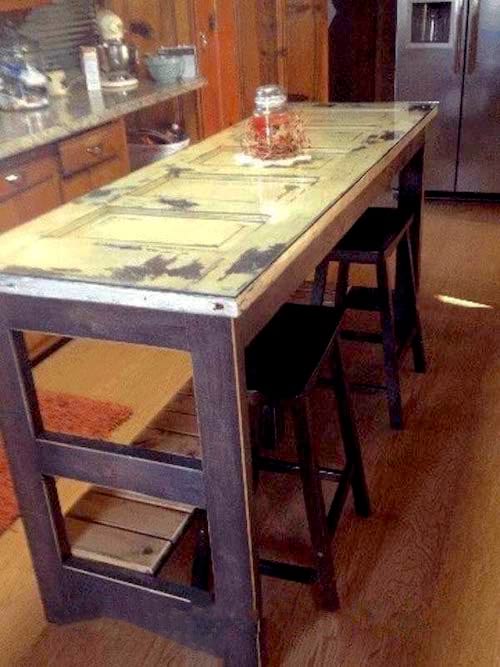 Ancienne porte transformée en table dans salle à manger