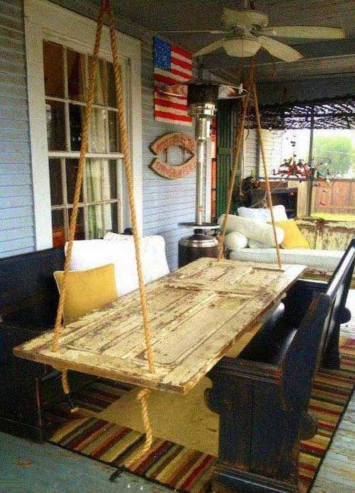 Porte transformée en table suspendue sur verandas