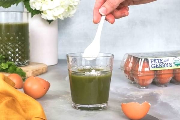 smotthie vert avec du calcium de coquille d'oeuf