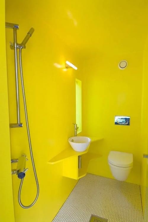 Salle de bain colorée tout en jaune 