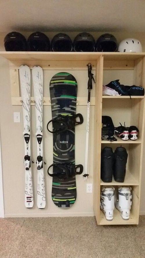 Affaires de ski fixées au mur 
