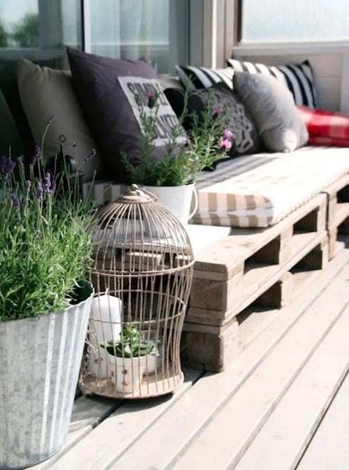 Terrasse avec plusieurs palettes en bois 