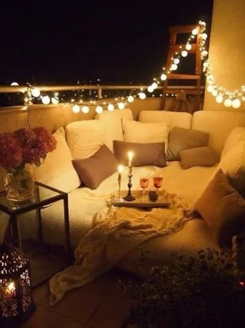 Terrasse cosy avec une guirlande lumineuse