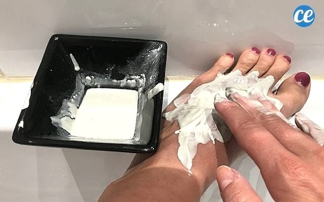 gommage pied à l'argile blanche