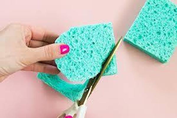 Des éponges humides pour arroser les plantes pendant une absence