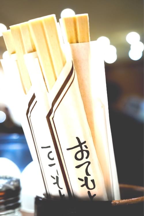 Des baguettes en bois jetables dans un restaurant asiatique.