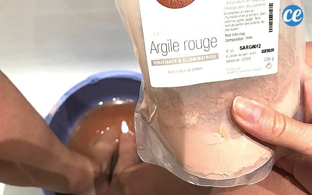 bain de pied à l'argile rouge contre es pieds gonflés