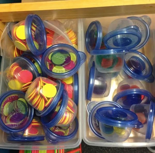Jetons en plastique rangés dans des boites en plastique