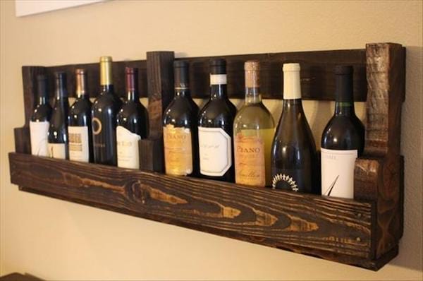 Plusieurs bouteilles de vin dans une palette fixée au mur