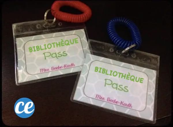 Des badge fait avec des porte-cartes et des bracelets en plastique