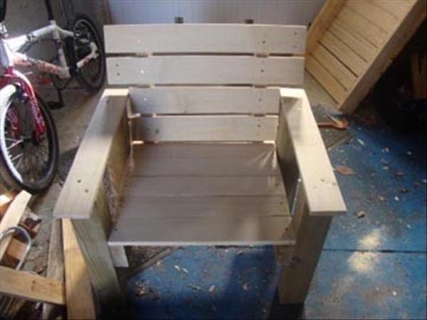 Siège créé avec plusieurs palettes