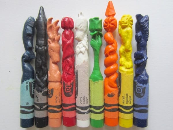 Plusieurs crayons de couleur sculptés