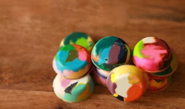 Crayons de couleur aplatis