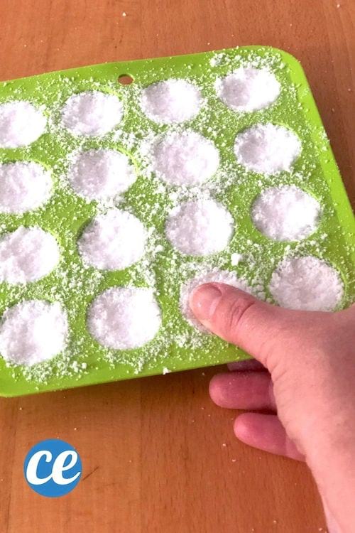 Aplatir les pastilles DIY pour lave-vaisselle avec la main