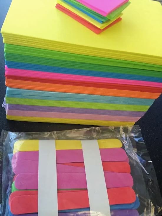 Une pille de feuilles en mousse