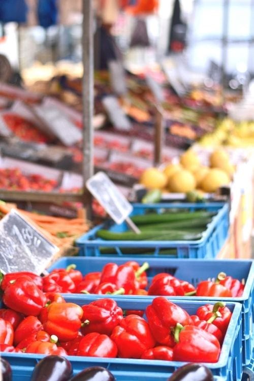 Des fruits en légumes frais sur un étal de marché.