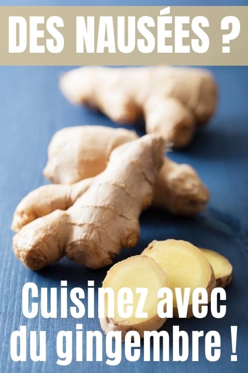 Du gingembre coupé en rondelles sur un plan de travail bleu.