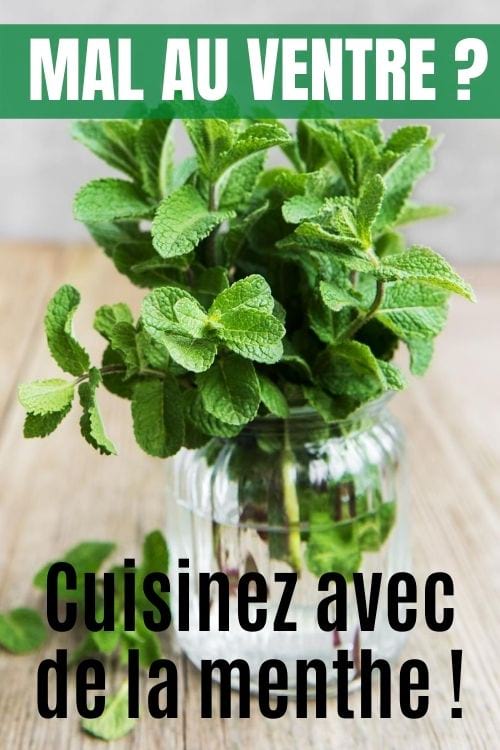 Un bocal avec un bouquet de feuilles de menthe.