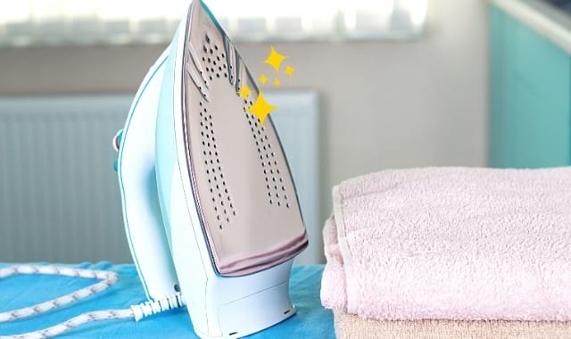laver la semelle du fer à repasser avec éponge magique
