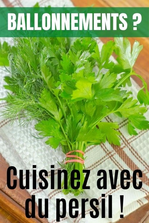 Une botte de persil sur un torchon de cuisine.